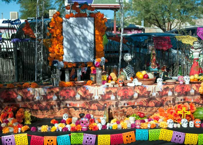 Con altar de muertos recuerdan a migrantes fallecidos en la frontera de Arizona y México