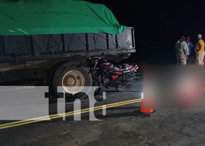 Motociclista perece al estrellarse contra camión estacionado en Tipitapa