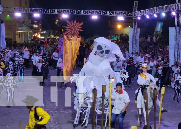 Foto: Masiva participación en el XXI Carnaval de "Mitos, Leyendas, Tradiciones y Personajes Leoneses" / TN8