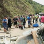 Foto: Seis muertos y siete heridos tras la caída de minibús por barranco en Bolivia/Cortesía