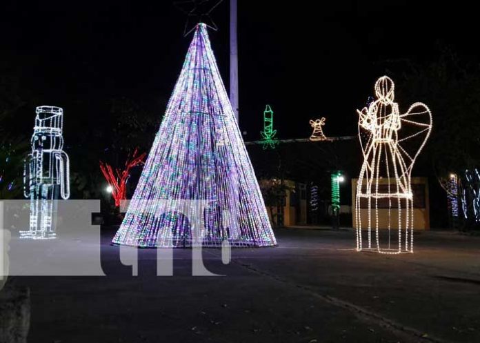 Parques y plazas de Granada cobran vida con las luces de la temporada
