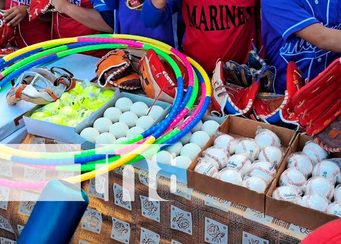 Foto: Niños de la academia Marines reciben material deportivo de béisbol en Villa el progreso /Tn8