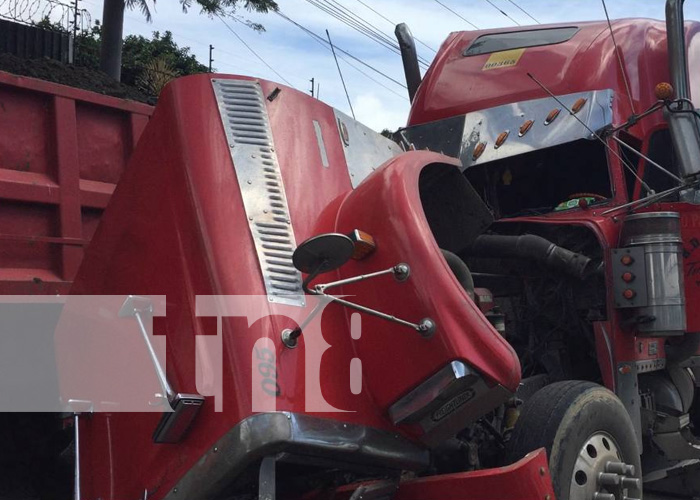 Foto: ¡Camión volquete impactado por rastra! Accidente en la Carretera Sur/TN8