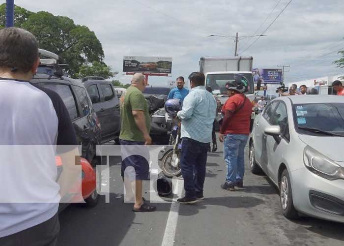 Foto: "Clase accidente" Una pareja de motociclistas atrapados en medio de una colisión en Managua/TN8