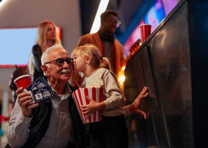 Abuelito y nieta van al cine por primera vez 