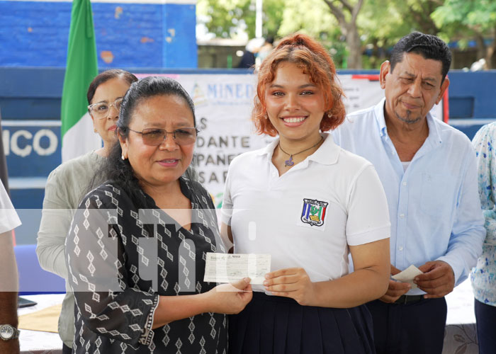 Foto: Entrega de bono escolar a bachilleres en Nicaragua / TN8