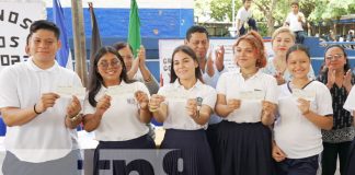 Foto: Entrega de bono escolar a bachilleres en Nicaragua / TN8