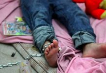 Niño de 11 años vivía encadenado por su padrastro en Bolivia