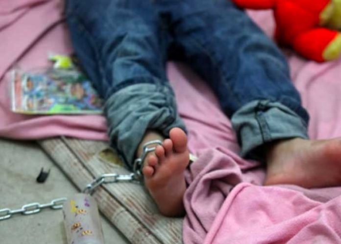 Niño de 11 años vivía encadenado por su padrastro en Bolivia