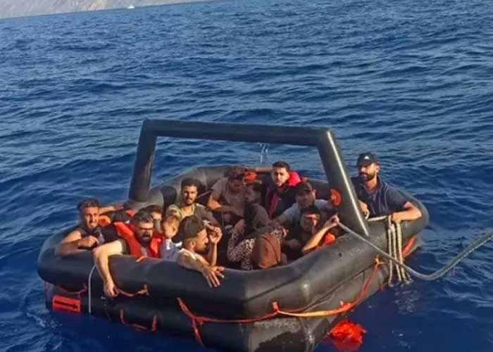13 desaparecen en Grecia tras hundimiento de barco de carga