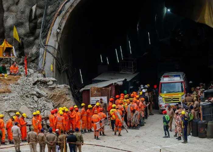 Rescatan a los 41 obreros atrapados en túnel de India 