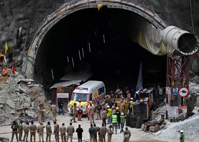 Rescatan a los 41 obreros atrapados en túnel de India 