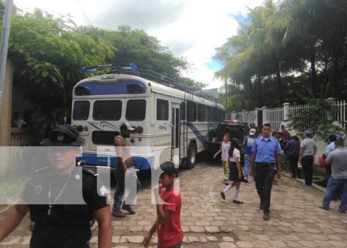 Foto: Choque de bus con camioneta policial en Quilalí, Nueva Segovia / TN8