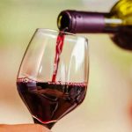 Estudio revela por qué duele la cabeza al tomar vino tinto