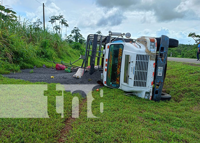 Foto: Vuelco de camión en trayecto de Bluefields-Nueva Guinea / TN8