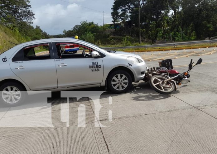 Accidente de tránsito en Río Blanco involucra motocicleta y carro