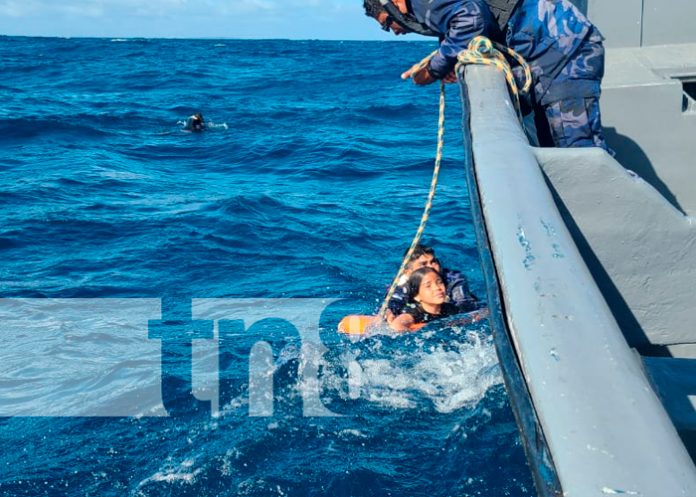 Foto: Más de 22 migrantes rescatados por la Fuerza Naval tras el naufragio de una lancha / TN8