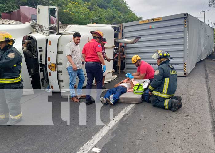 Furgonero termina con severos golpes tras volcarse en la Cuesta El Plomo, Managua