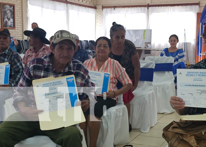 Certificación a adultos mayores por Curso de Velas Aromáticas en Jalapa