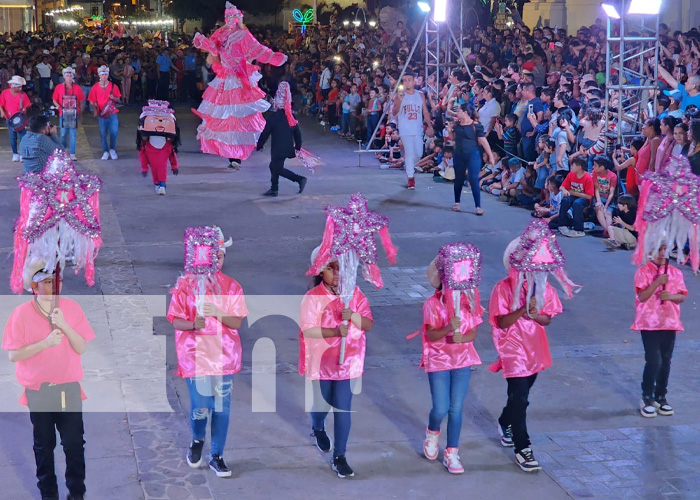Foto: Multitudinaria participación de las familias en el Concurso de Gigantonas en León / TN8