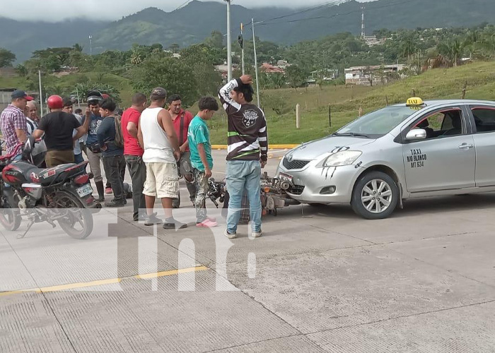 Accidente de tránsito en Río Blanco involucra motocicleta y carro