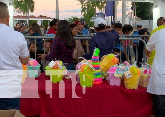 Foto: Entregan cientos de juguetes a niños y niñas en el Puerto Salvador Allende / TN8