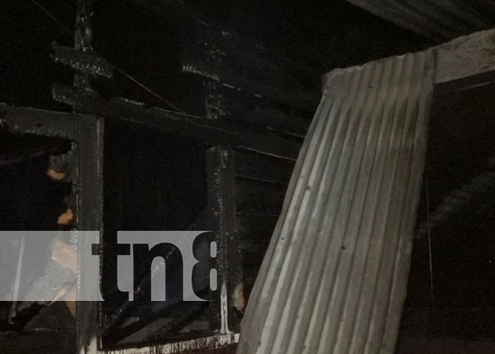 Foto: Bomberos sofocan fuertes llamas en una vivienda en Bilwi