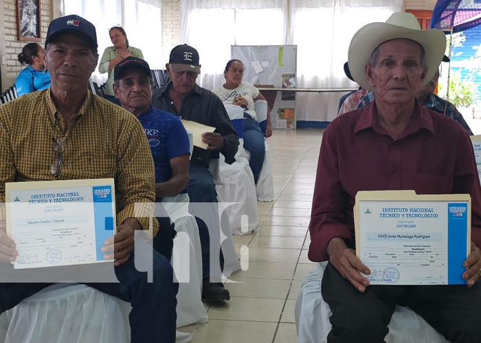 Certificación a adultos mayores por Curso de Velas Aromáticas en Jalapa