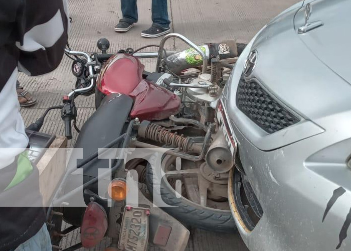 Accidente de tránsito en Río Blanco involucra motocicleta y carro