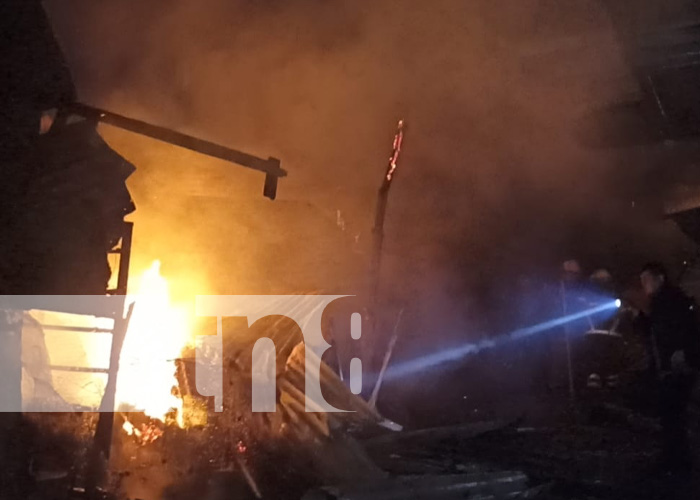 Foto: Incendio arrasa con tramos del mercado municipal de Ernesto Fernández de Masaya / TN8