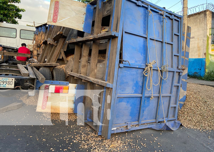 Foto: ¿Sobrepeso de carga? Camastro de camión se da vuelta al momento de girar en Chinandega / TN8