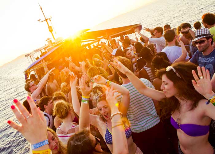 Se hunde barco discoteca en Europa 