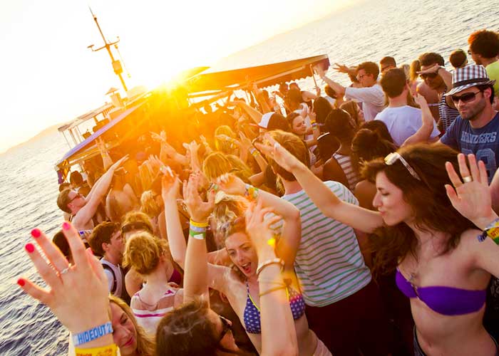 Se hunde barco discoteca en Europa