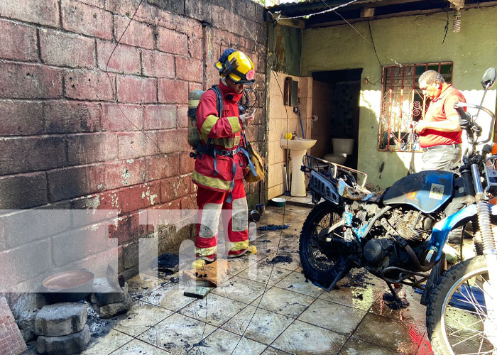 Foto: Incendio de una moto en una vivienda de Chinandega / TN8