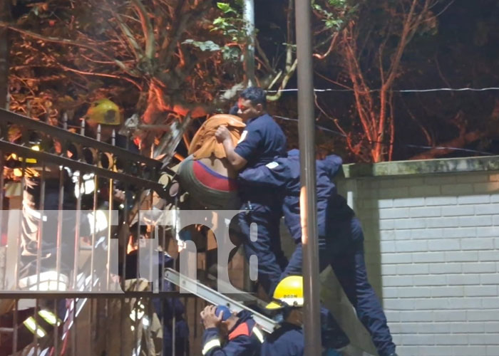 Foto: Hombre se atasca en una verja metálica en Diriamba / TN8