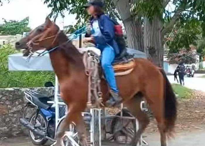 Quinceañera va a caballo a la escuela 
