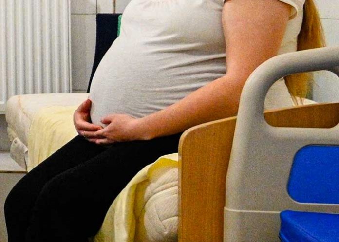 Mujer embarazada es apuñalada por un hombre de Reino Unido
