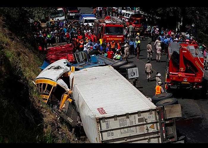 13 muertos y 30 heridos al volcar autobús en Honduras