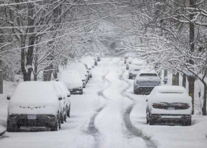 Fuertes lluvias y vientos invernales azotan noreste de EEUU