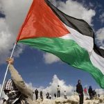 Foto: Una persona sujetando una bandera de Palestina