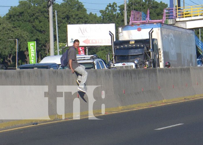 Foto: Caponeras, buses y peatones siguen cometiendo infracciones en managua / TN8