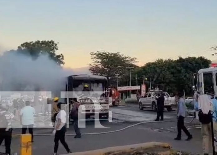 Foto: Bus toma fuego en Carretera Panamericana Norte, jurisdicción Sébaco / TN8