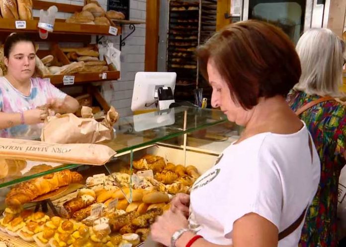 Mujer enloquece en Panadería, le dijeron amor a su esposo