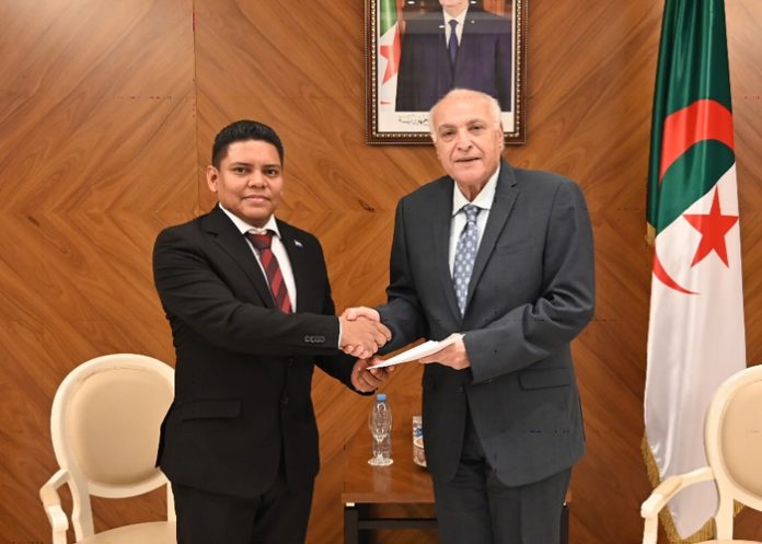Embajador de Nicaragua presenta copias de estilo ante el canciller de Argelia
