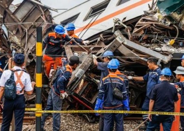 Foto: Aumenta a cuatro víctimas mortales en colisión de trenes en Indonesia / Cortesía