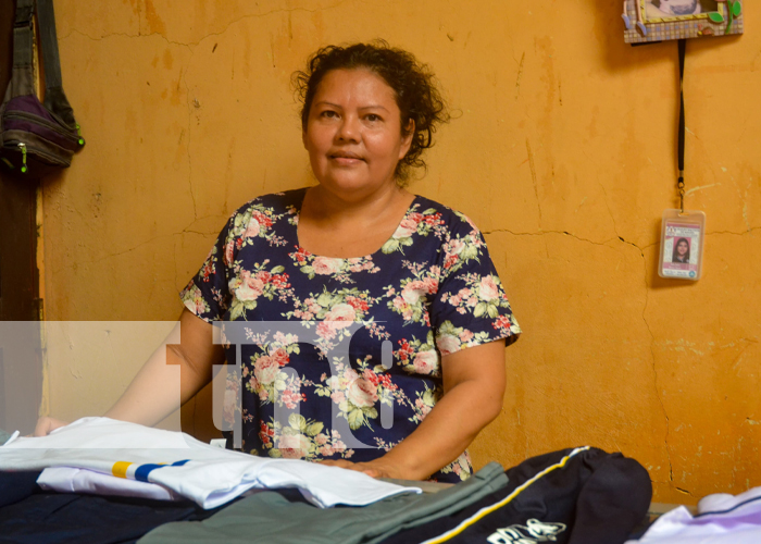 Doña Mara: Una vida entre hilos y telas, forjando su camino con la costura en Masaya