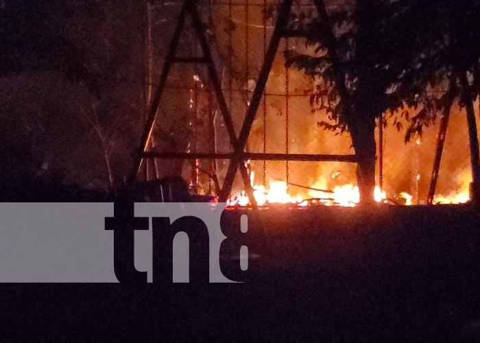 Foto: Voraz incendio deja calcinada una vivienda en Estelí / TN8