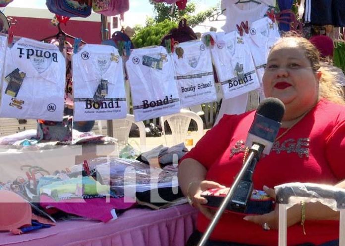 Emprendedores ofrecen productos escolares en la avenida Bolívar a Chávez, Managua