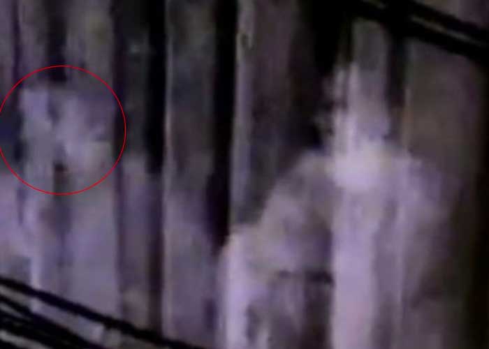 Cámaras captan fantasmas de niños en ventana de una casa