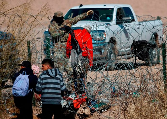 Foto: Texas continuará trasladando migrantes 